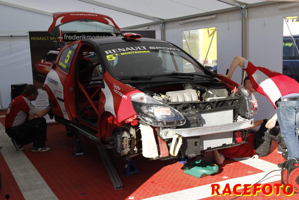 Der blev arbejdet hårdt for at få bilen køreklar igen
(Foto: Racefoto.se)